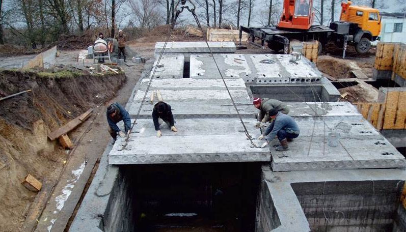 Монтаж залізобетонних плит краном на будівельному об’єкті