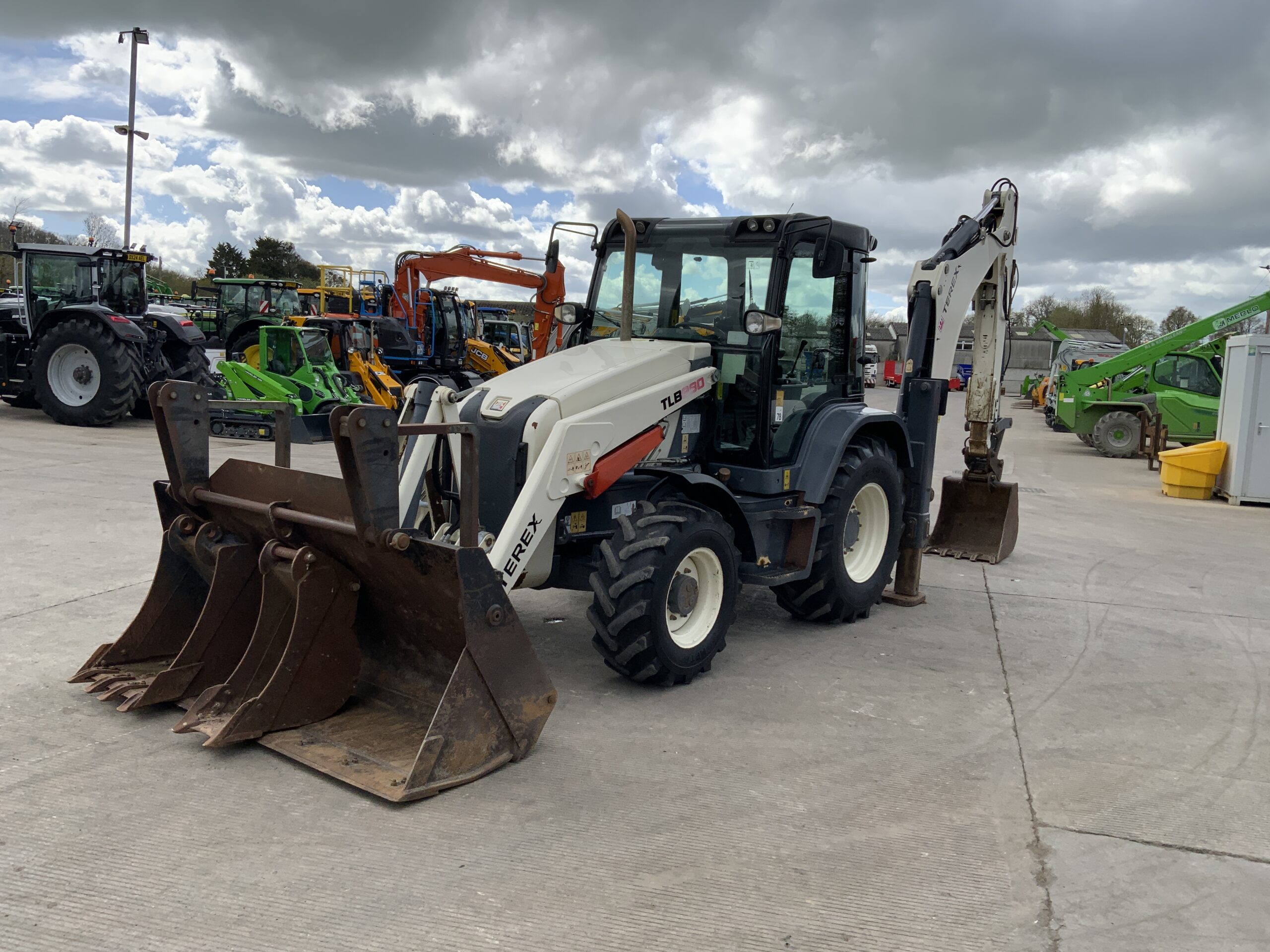 Екскаватор колісний Terex TLB